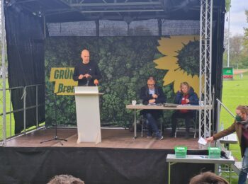 Antragssteller Philipp Bruck meint, dass die Klimakrise eine außergewöhnliche Notsituation sei, die Schulden rechtfertige. Die GRÜNEN-Mitglieder stimmten ihm zu.